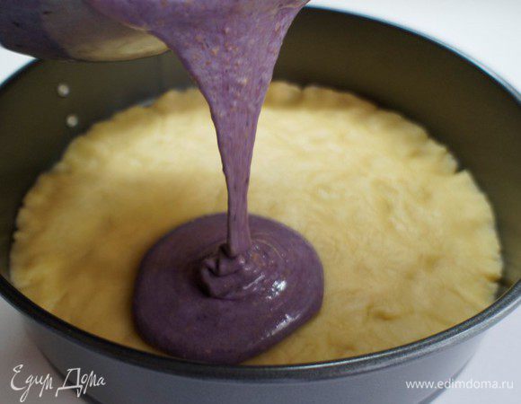 Форму с тестом достать из холодильника и вылить начинку.