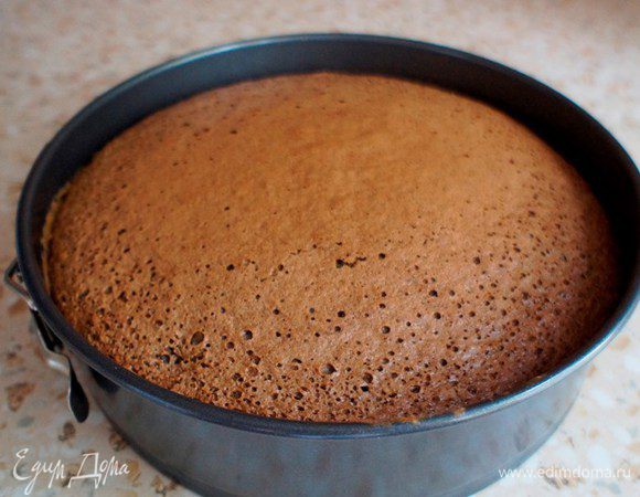 Выпекать в разогретой до 180 гр. духовке 50-60 минут. 
Готовый пирог достать из духовки. Остудить.