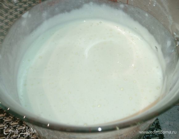 Вливаем в получившуюся яично-сахарную массу кефир и растопленное остывшее масло. Взбиваем смесь ещё раз несколько секунд до вмешивания кефира и масла.