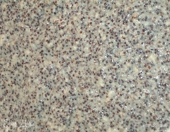 Теперь приготовим маковую начинку для прослойки. Для этого в миске соединяем готовую сладкую маковую начинку, которая имеется в свободной продаже, и взбитый до устойчивых пиков белок куриного яйца.
Перемешиваем маковую начинку и взбитый яичный белок- прослойка для пирога готова!