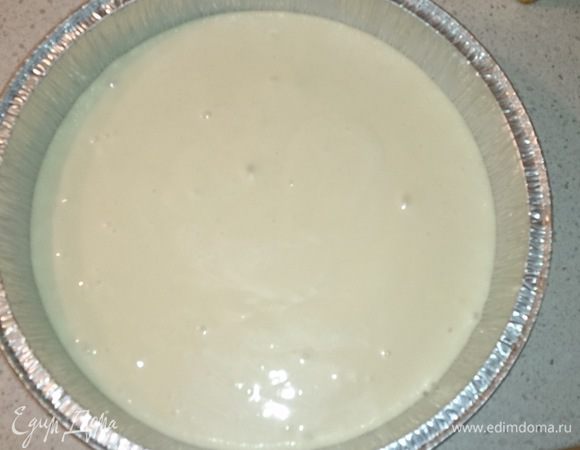 Закрываем прослойку оставшимся тесто и разравниваем аккуратно поверхность. Выпекаем пирог в предварительно разогретой до 180 градусов духовке 35 минут. Пирог хорошо поднимается, получается высоким, большим, поэтому очень важно брать форму с высокими бортиками!