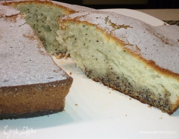 Пирог с маковой прослойкой перекладываем на блюдо, даём ему остыть и подаём к столу, по желанию посыпав сахарной пудрой.

Приятного аппетита!