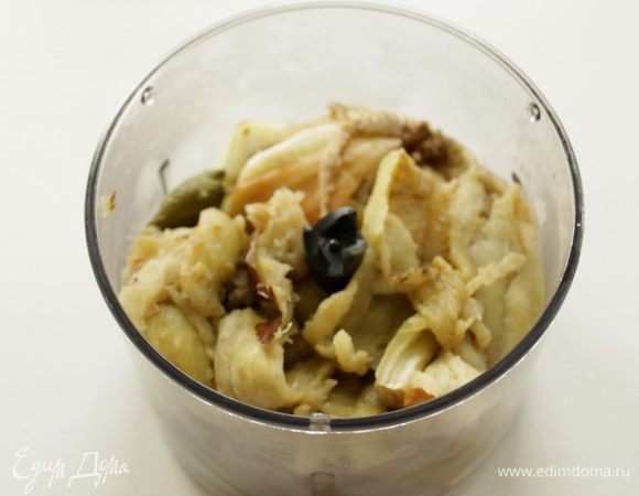 Вынуть мякоть из баклажана и положить в чашу комбайна. Добавить лук, перец  и чеснок . Добавить лимонный сок, 1 ст.л. оливкового масла, соль и перец по вкусу.
Нажать несколько раз. 