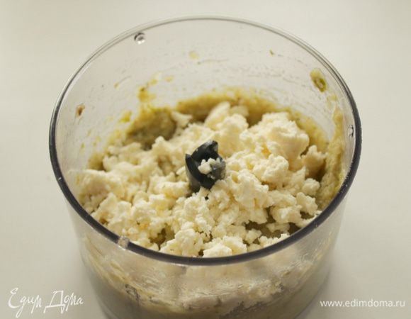 Добавить (3/4) раскрошенной феты, оставив ~1/4 на посыпку. Нажать на "пульс" еще 1-2 раза до небольших кусочков .
