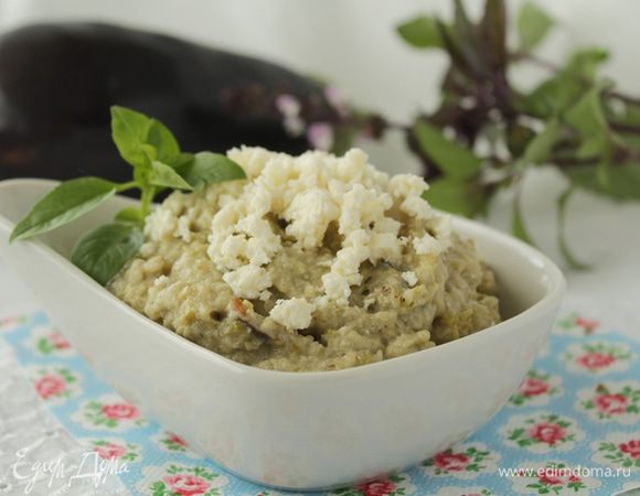 Переложить пате , посыпать зеленью и остатками феты.