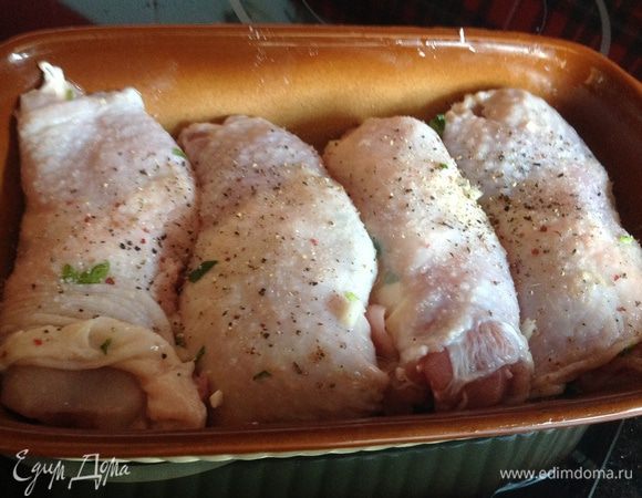 В смазанную маслом форму положите ножки. Немного посолите, приправьте перцем. Готовьте в духовке 25-30 минут.