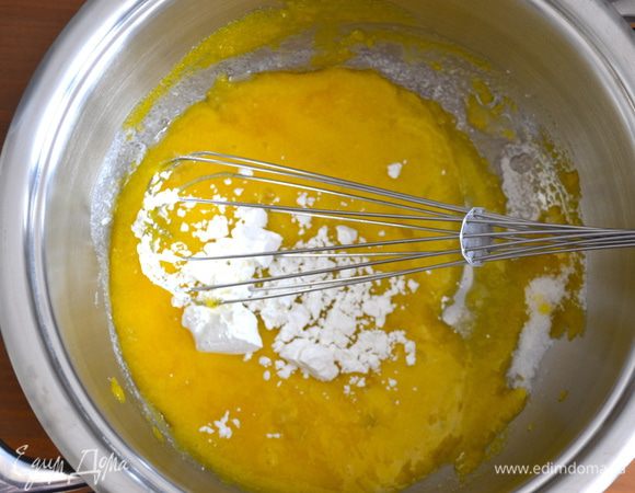 Грецкие орешки порубить. Молоко довести до кипения, снять с огня, добавить орехи и оставить настаиваться 10 минут. Желтки взбить с сахарной пудрой до пышности.