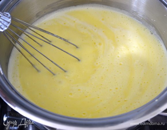 Во взбитые желтки добавить молоко с орехами. Поставить смесь на водяную баню (или в кастрюле с толстым дном на слабый огонь) и, помешивая, довести до загустения. 