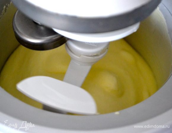 Охладить полученный крем... А затем выложить в чашу мороженницы и готовить, согласно указаниям производителя. Если у Вас нет машинки для мороженого переложить смесь в контейнер, подходящий для заморозки.
Через 45 минут достаньте контейнер с замерзающей по краям смесью и очень энергично перемешайте лопаткой или венчиком, полностью разбивая образовавшиеся "кристаллы"... Далее продолжать доставать и перемешивать замерзающую смесь каждые 30 минут, в течение 4 часов! 