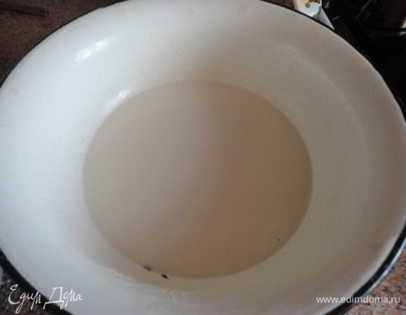 В теплое молоко добавить дрожжи и соль, размешать до полного растворения. 