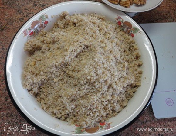 Приготовить начинку: орехи пропустить через мясорубку и смешать с сахаром. Начинки получается много!