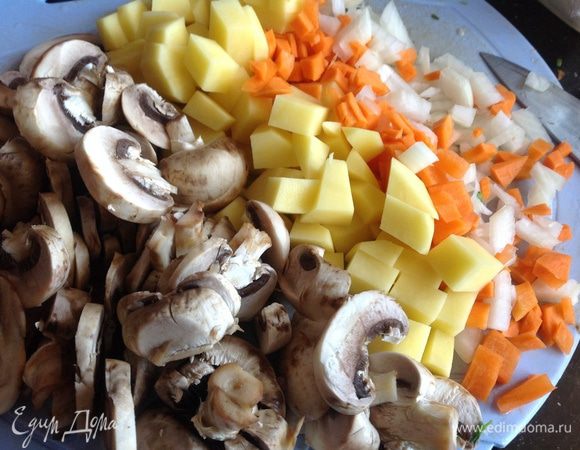 Лук, морковь, картофель и грибы почистите и нарежьте на кусочки.