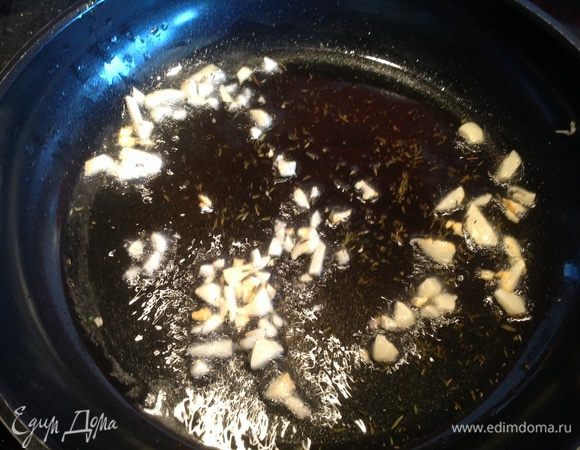 Разогрейте сковороду, налейте растительное масло, добавьте мелко рубленный чеснок и тимьян.