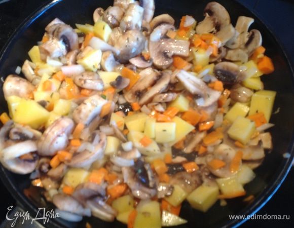 Добавьте овощи и обжарьте.