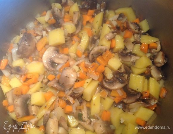 Переложите в кастрюлю, добавьте 600 мл горячей воды или грибного бульона и варите до готовности картофеля, у меня варилось 20 минут.