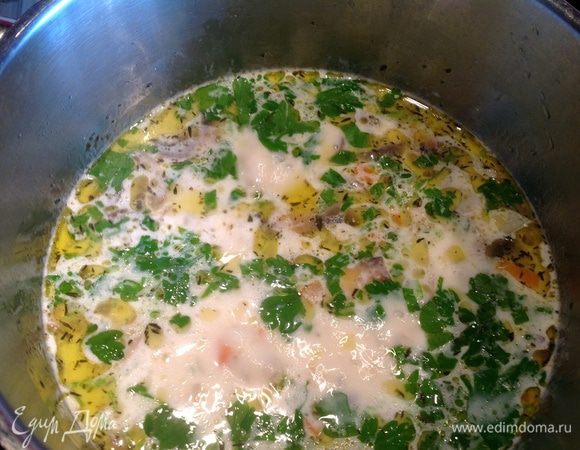 Добавьте молоко, рубленную петрушку и варите пока не закипит.