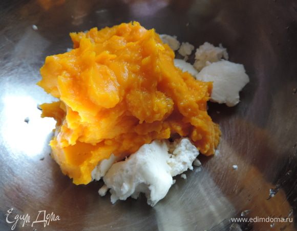 Для начала нам понадобится приготовить тыквенное пюре. Для этого тыкву почистить от кожуры, нарезать на небольшие кусочки и запечь в духовке до мягкости.    
Затем мягкую тыкву пюрировать с помощью блендера или протереть через сито.
Обратите внимание, что я даю вес готового пюре. Для запекания вам следует взять минимум 600 г сырой очищенной тыквы.
