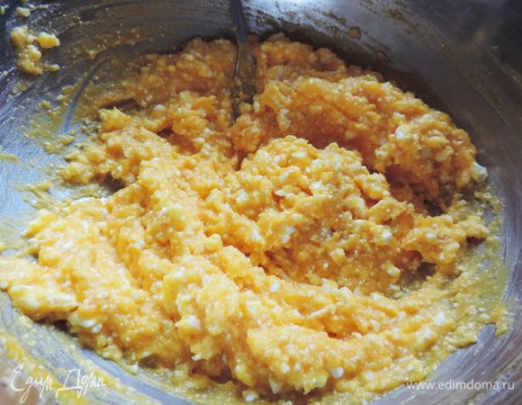 Вилочкой разминаем творог с тыквенным пюре, солью, ванилином и сахаром. Творог у меня домашний и очень жирный. Если вы возьмете обезжиренный творог, то рекомендую обязательно добавить в тесто 50г размягченного сливочного масла.