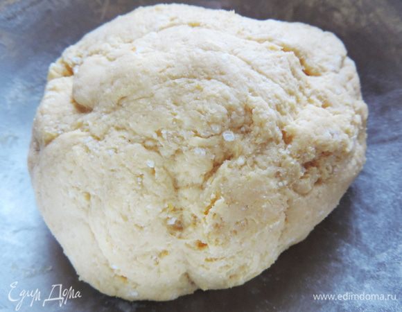 Затем добавляем в полученную массу просеянную муку, сверху высыпаем разрыхлитель (пачка должна быть рассчитана на 0,5кг муки!). Замешиваем тесто. Оно получается мягкое, послушное и почти не липнет к рукам.