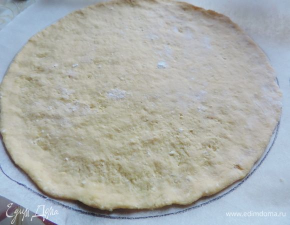Заранее подготовим бумагу для выпечки коржей. Я выпекала 6 коржей диаметром 23см. Я сделала 6 заготовок из пергамента, на которых нарисовала круги нужгного диаметра. Тесто распределяем сразу на бумаге руками или раскатываем скалкой. При работе руки и тесто слегка припудриваем мукой. 