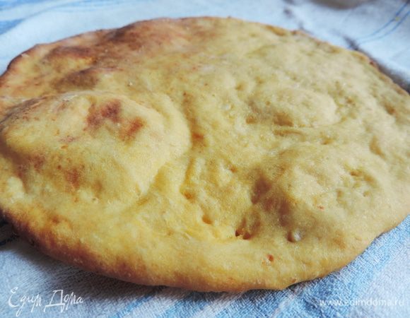 Выпекаем коржи в разогретой до 190-200 градусов духовке примерно 10 минут до красивого золотистого цвета. Коржики довольно сильно поднимаются и вздуваются, поэтому рекомендую сырой корж наколоть вилкой перед выпечкой. С бумаги снимать горячими!!! Возьмите качественную, желательно силиконизированую бумагу, иначе корж может прилипнуть. Если это все же случилось, смочите бумагу водой и она легко отстанет от теста.
Коржи получаются скорее твердыми, чем мягкими, но не сухими.