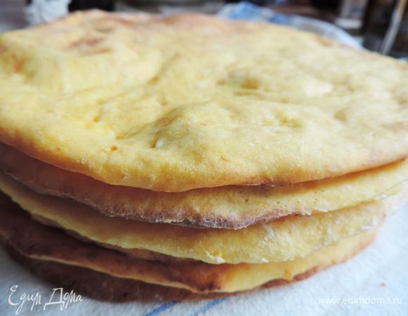 Таким образом выпекаем оставшиеся коржи. Я выпекала по три сразу.