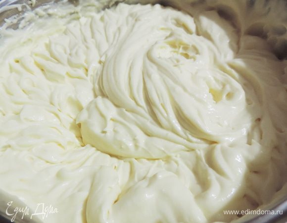 Пока коржи остывают, приготовим крем. Сметану берите с жирностью 25% и выше!!! Иначе вы ее просто не взобьете! И, если есть возможность, постарайтесь выбрать менее кислую. Сметану взбиваем с сахаром и ванилином до устойчивых пиков и растворения сахара.