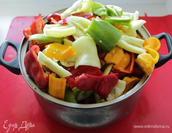 Перец очистить от плодоножек и семян, вымыть, разрезать на 4 части.