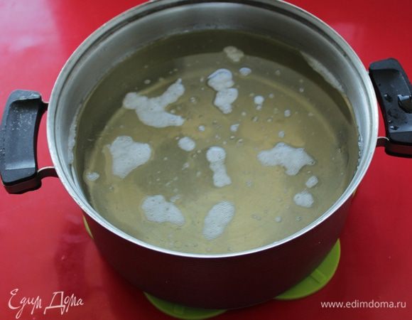 Подготовить маринад: в воду добавить соль, сахар, уксус и масло, довести до кипения. 