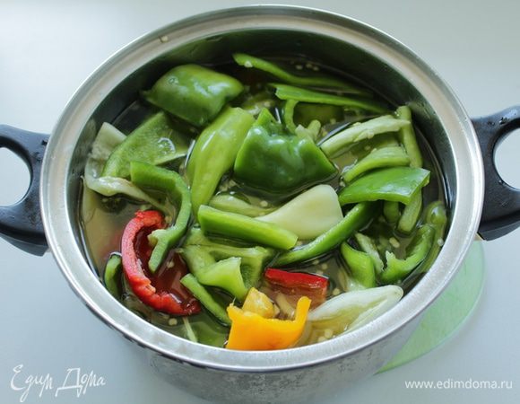 Перец партиями опускать в кипящий маринад и варить 5 мин. с момента закипания.