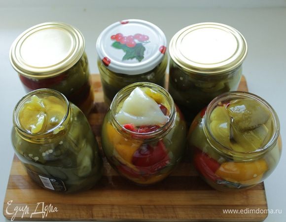 Перец разложить по стерилизованным банкам, залить маринадом и закатать.
Банки перевернуть и остудить.
