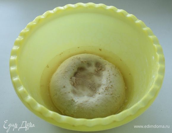 добавляем к биге теплый картофельный отвар и дрожжи, хорошо перемешайте