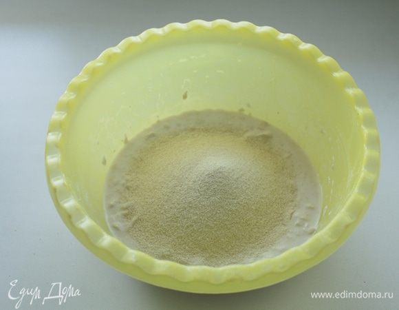 Добавляем манку и вымешиваем тесто   минут 7. 