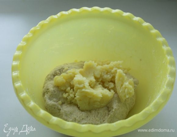 Затем добавляем картофель,масло,соль  и вымешиваем еще 5 минут . 