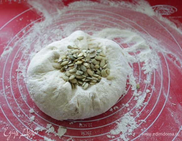 тесто мягкое и будет немного липнуть.Оставляем тесто в чашке на пол часа, через полчаса добавляем семечки и хорошо вымешиваем