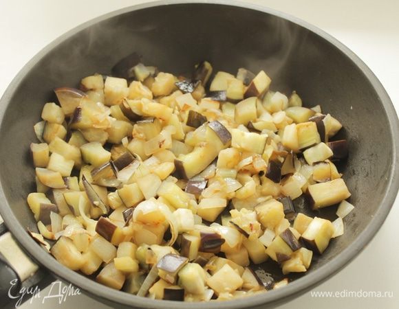 Лук и баклажан нарезаем на средние кусочки.Обжариваем на сливочном масле до румяности.