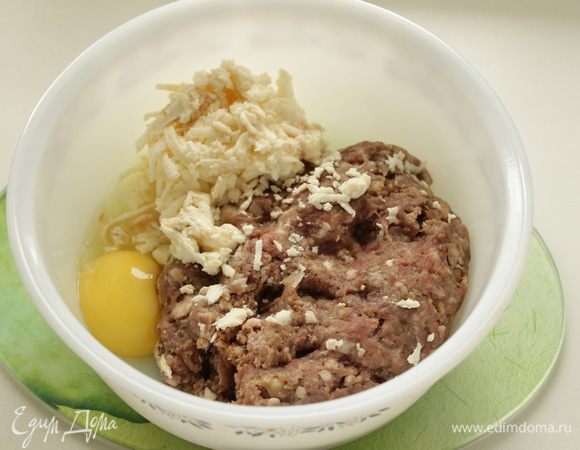 Фарш кладем в  миску, туда же яйцо, трем сыр на крупной терке.