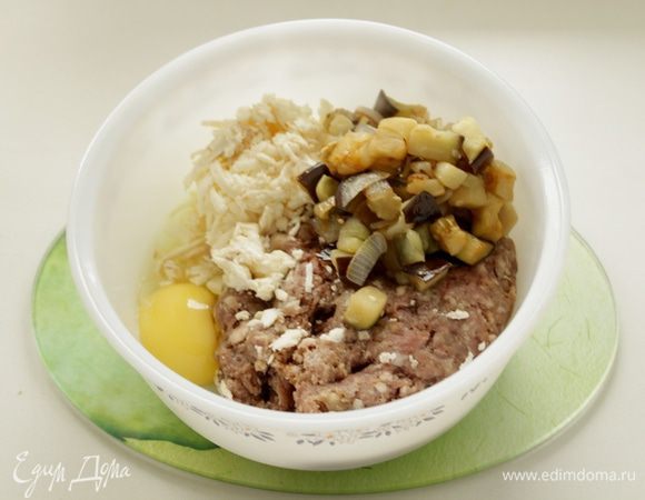  туда же обжаренные баклажаны,соль и специи, перемешиваем тщательно, слегка отбиваем.