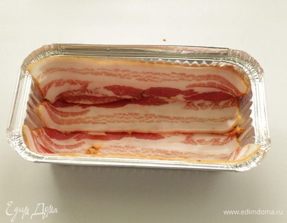 Форму для запекания  застилаем беконом.