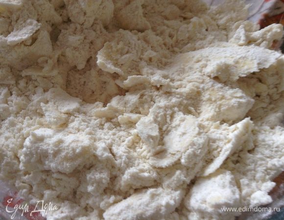 В сухую смесь добавить мягкое сливочное масло, смешать (получится крошка).