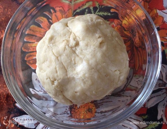 Добавить сметану, замесить тесто. Готовое тесто убрать в холодильник на 30 минут.