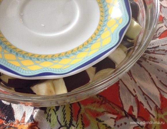 Баклажаны нарезать кубиками и залить соленой водой на 20 минут.