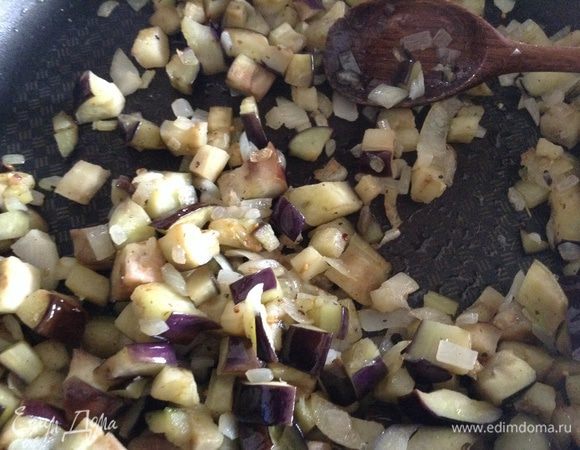 Мелко нарезать лук и обжарить. Промыть баклажаны и добавить к луку (посолить).