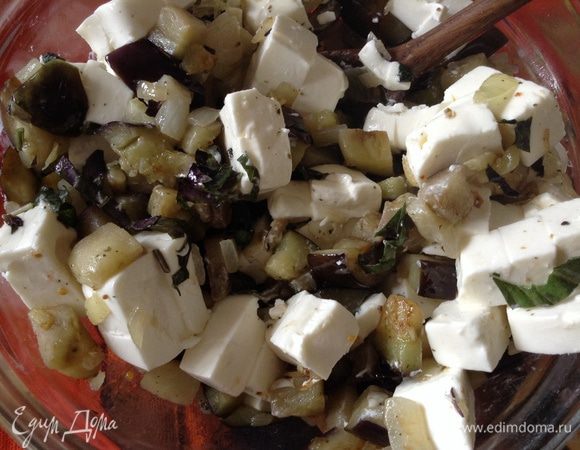 Баклажаны переложить в тарелку, добавить зелень (у меня базилик), фетаксу (нарезанную кубиками) и все перемешать.