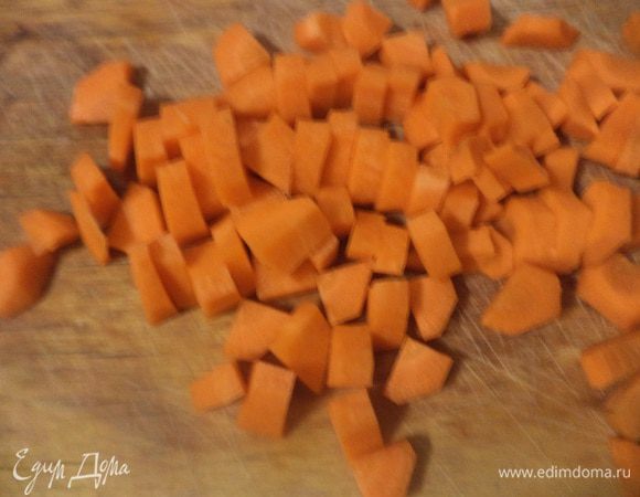 Крупную луковицу нарезать кубиками. Шампиньоны и цукини тоже нарезать кубиками, а морковь - ломтиками.