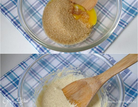 Для теста: яйца разделить на желтки и белки. Желтки смешать с сахаром и солью, хорошо растереть.