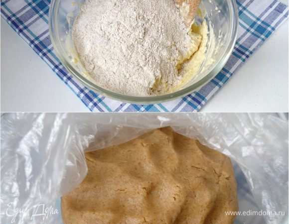 Смешать цельнозерновую, рисовую муку, а так же разрыхлитель. Просеять сквозь сито и замесить мягкое тесто. Если вам покажется, что тесто туговато, добавьте ещё ложку сливок.