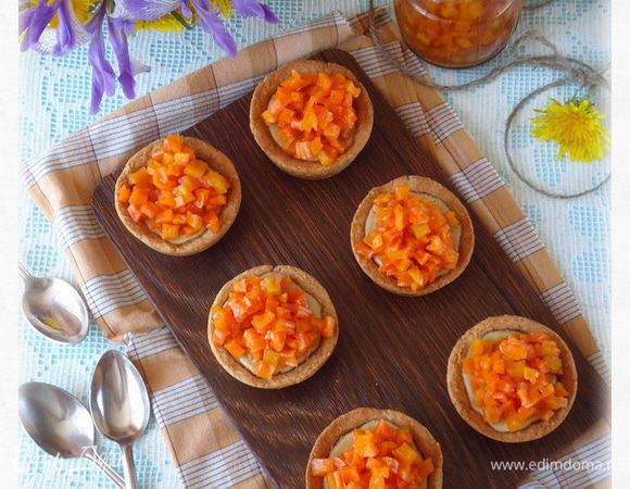 Разложить цукаты по корзинкам. Вообще, такие цукаты  или цукаты из тыквы я готовлю заранее и храню в баночке в холодильнике. 