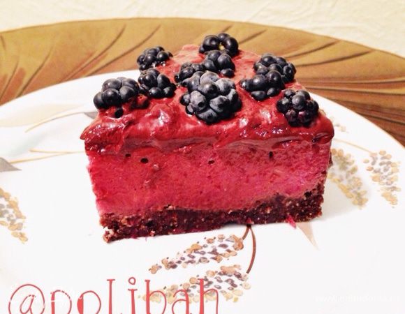 Достать из холодильника форму с тортом, выложить третьим слоем шоколад. Разровнять и украсить ягодами. 
Убрать в холодильник на 1.5-2 часа до полного застывания. 