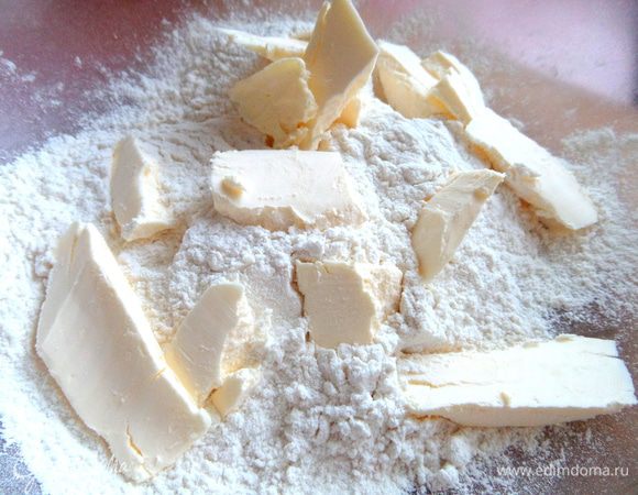 В просеянную муку добавляем кусочки холодного масла.